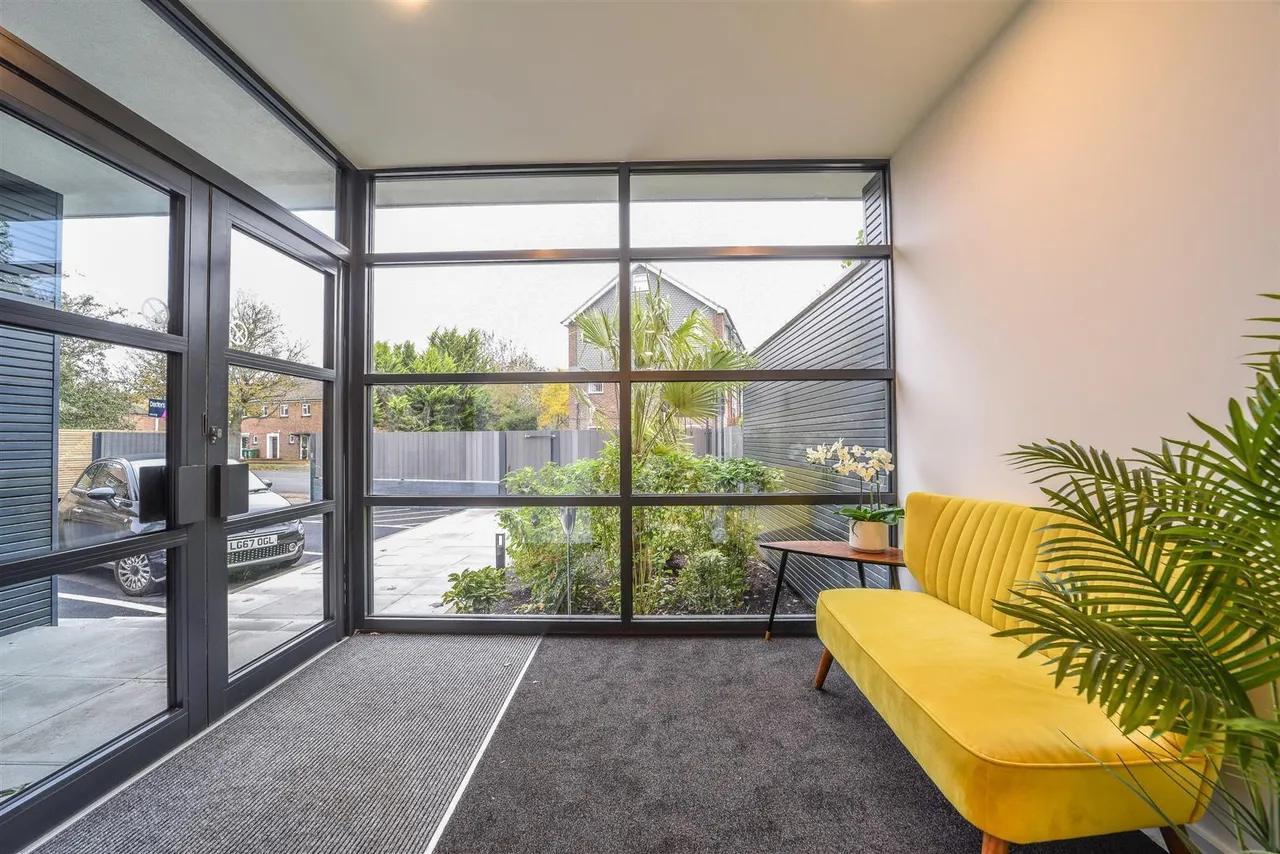 Batavia Road, Sunbury-On-Thames, TW16, photo 8