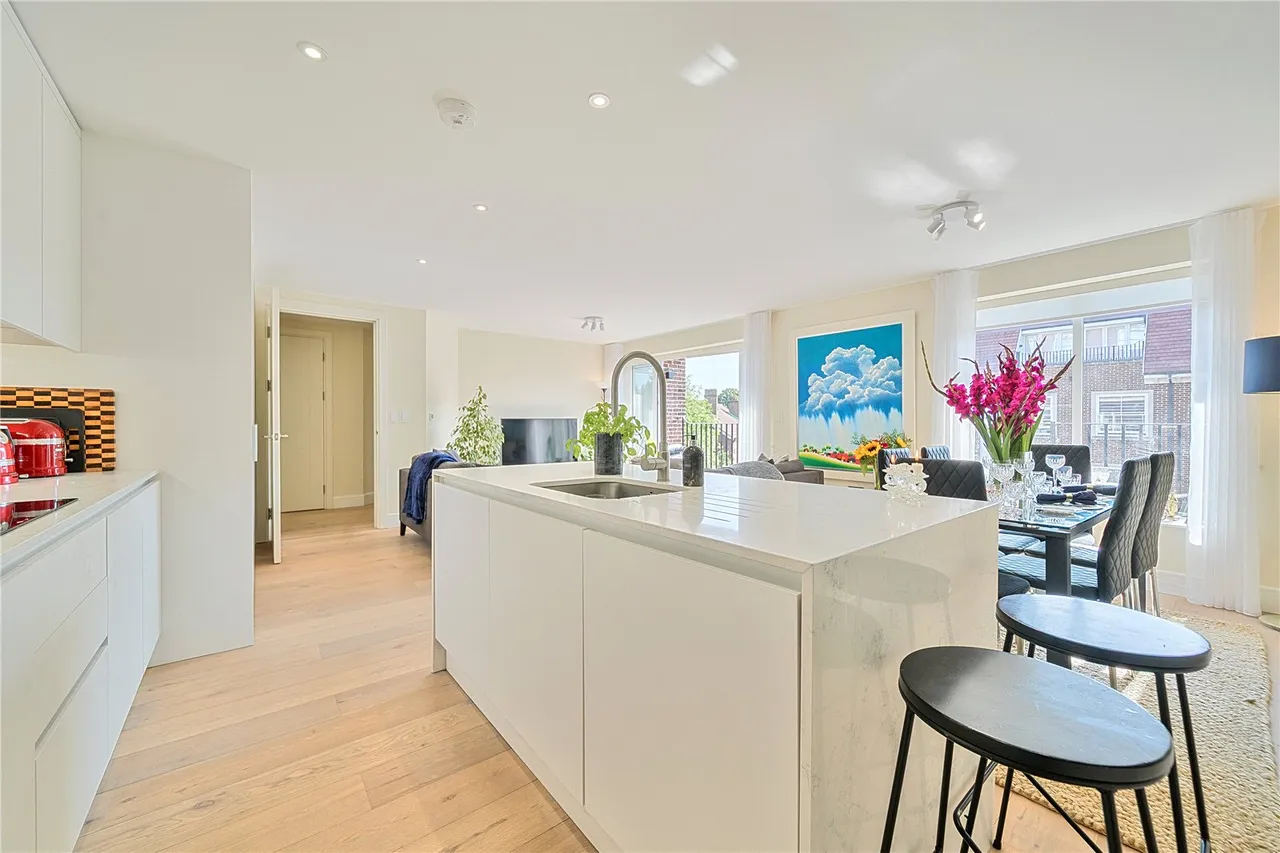 High Road, London, N20 0FS, photo 6