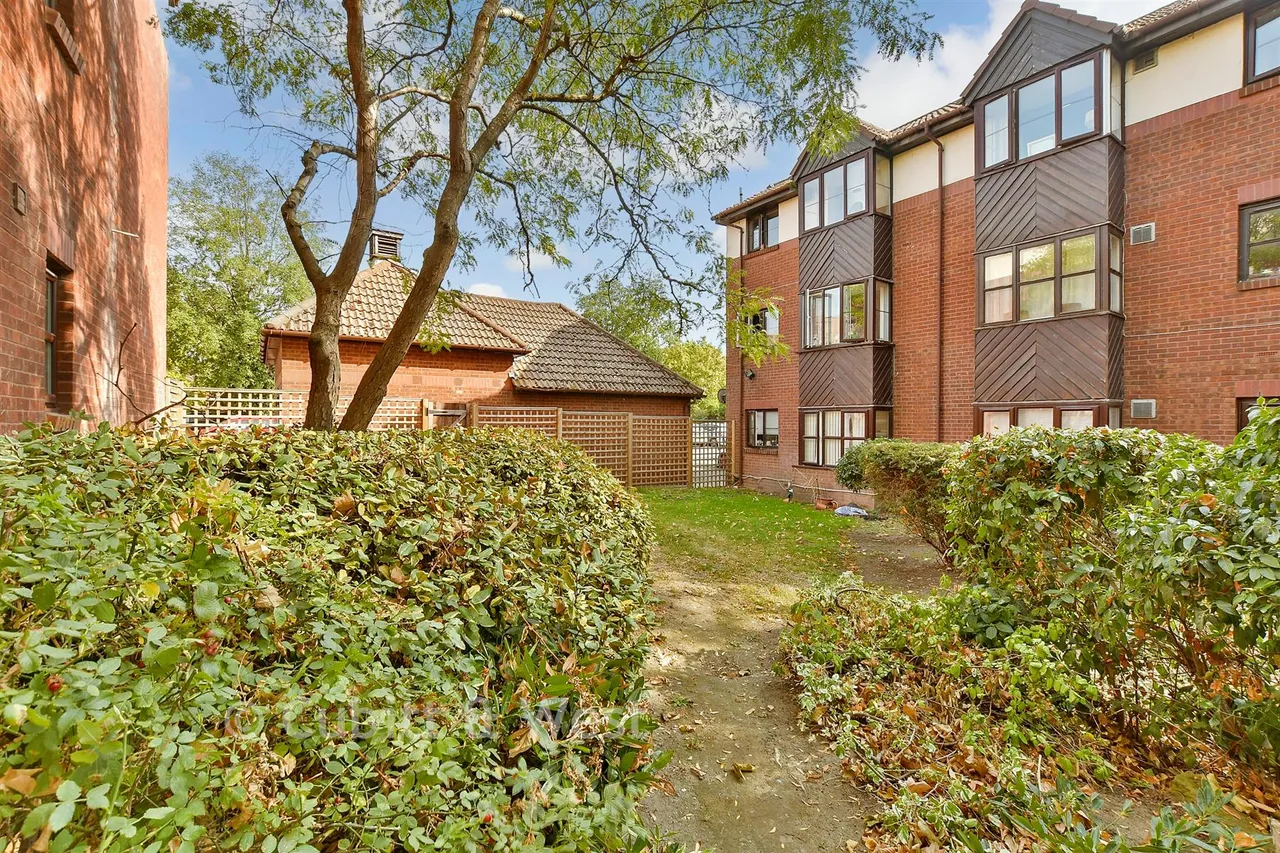 Poppy Close, Wallington, SM6, photo 13