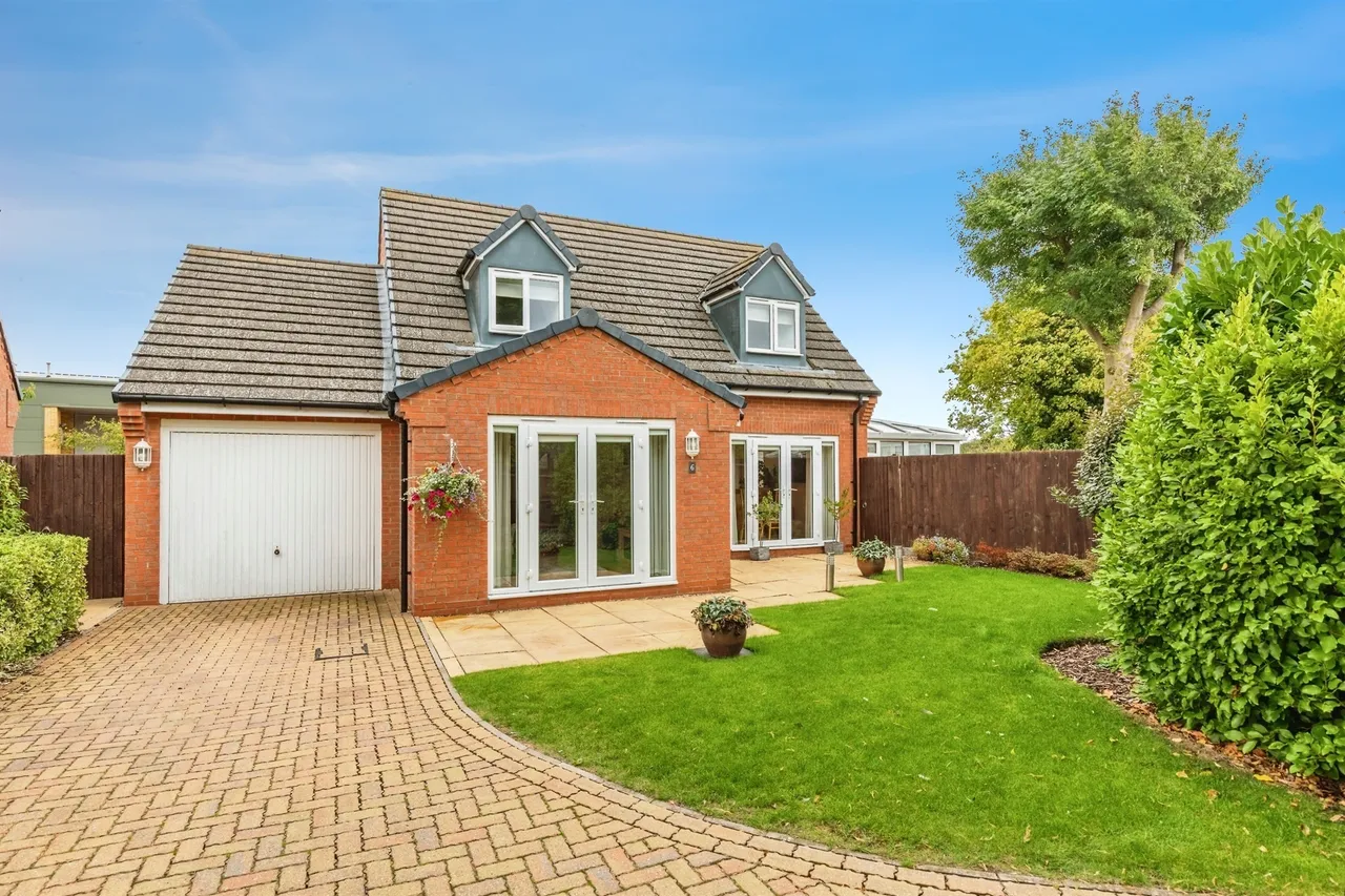3 bed house for sale, Willow Lane, Hartwell, NN7