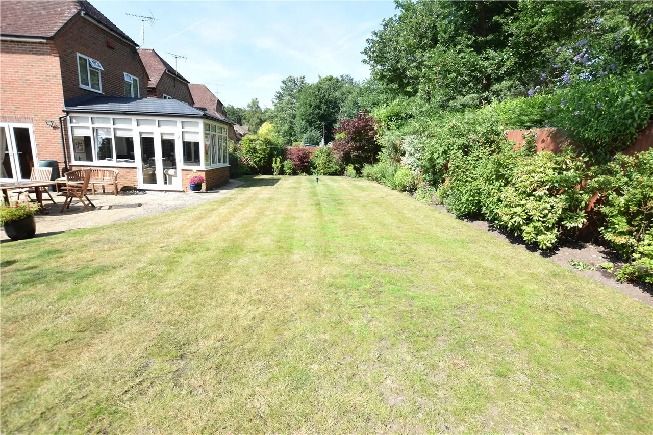 Ruth Close, Farnborough, Hampshire, GU14 9UX, photo 6