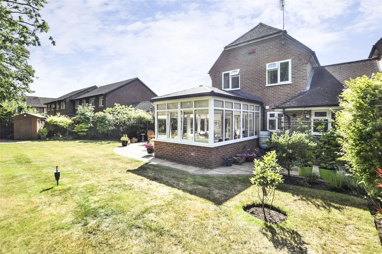 Ruth Close, Farnborough, Hampshire, GU14 9UX, photo 4