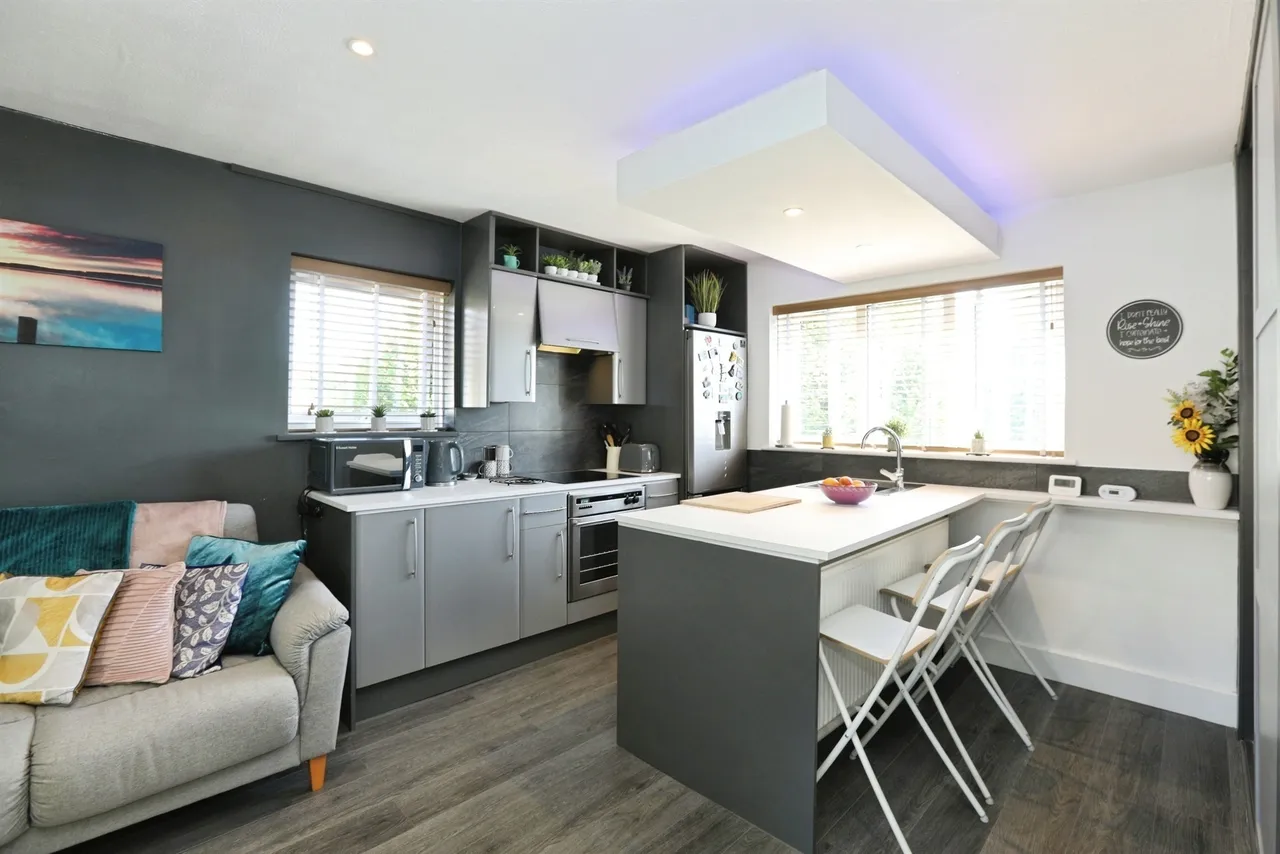 1 bed flat for sale — Cromwell Place, East Grinstead