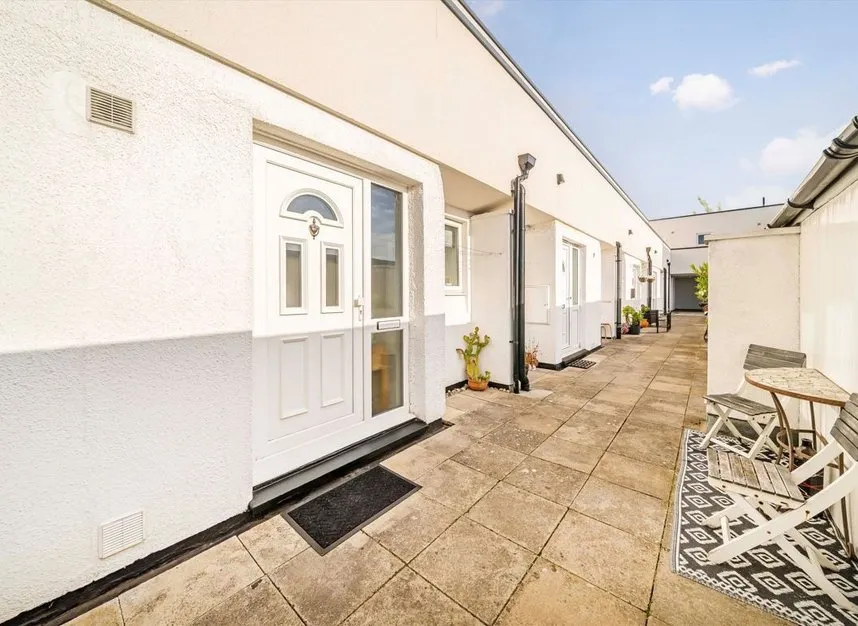 2 bed flat for sale, Ewell Road, Surbiton, KT6