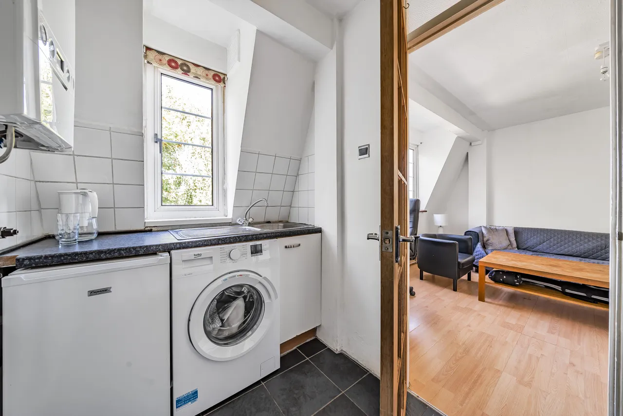 48 Holmbury Court, Upper Tooting Road, London, photo 6