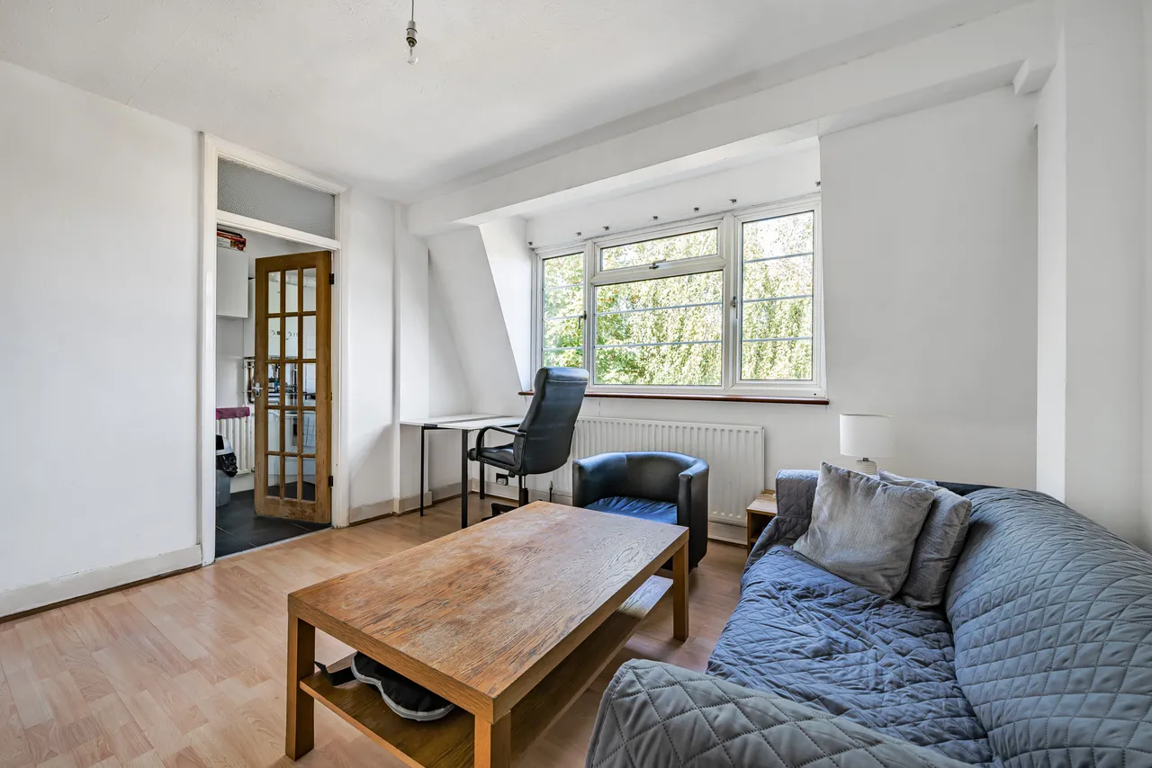48 Holmbury Court, Upper Tooting Road, London, photo 2