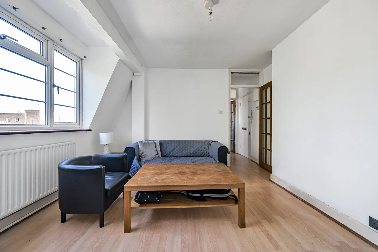 48 Holmbury Court, Upper Tooting Road, London, photo 4