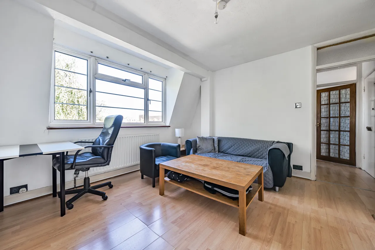48 Holmbury Court, Upper Tooting Road, London, photo 3