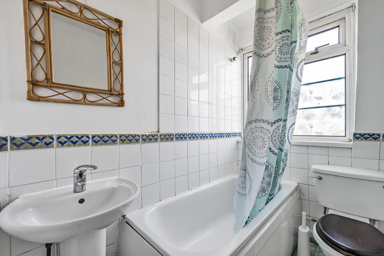 48 Holmbury Court, Upper Tooting Road, London, photo 9