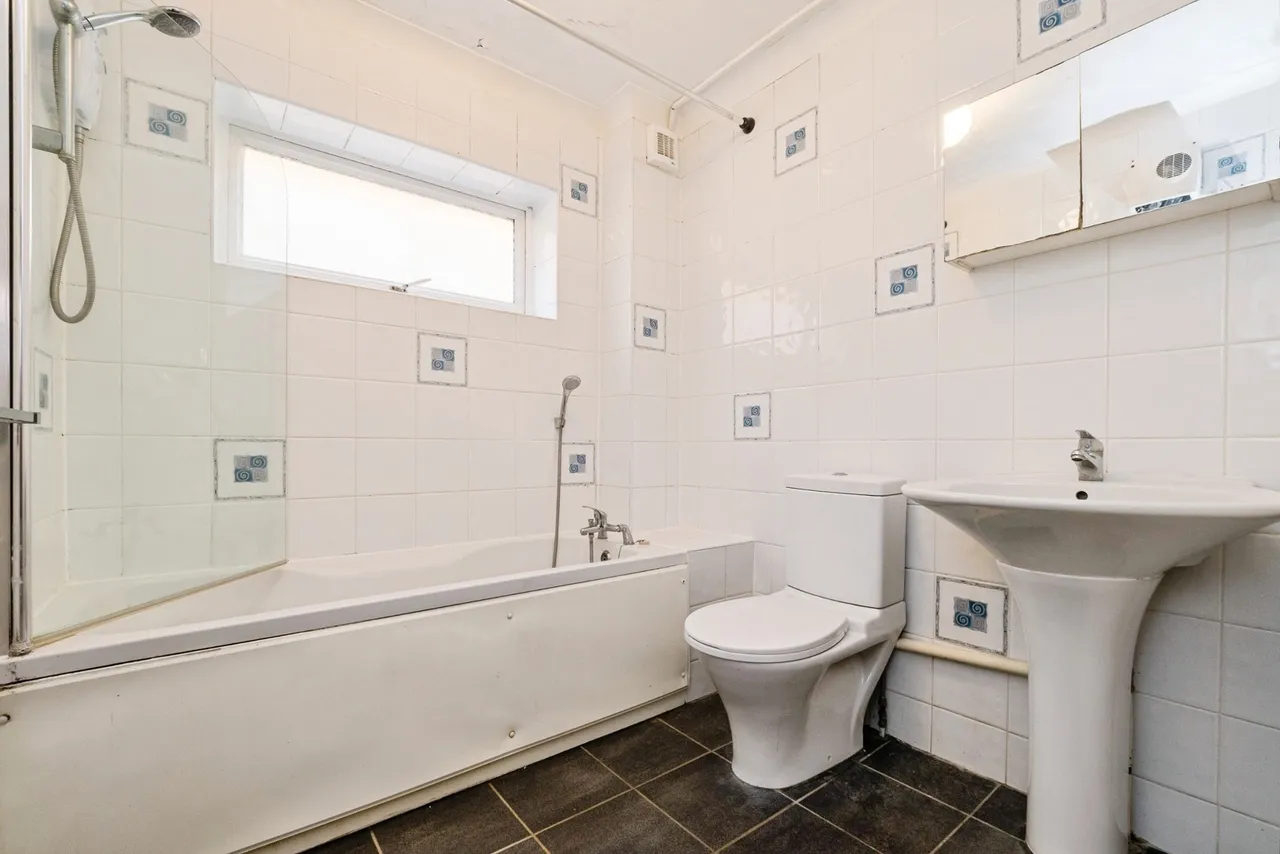 Malmesbury Road, London, E18, photo 11