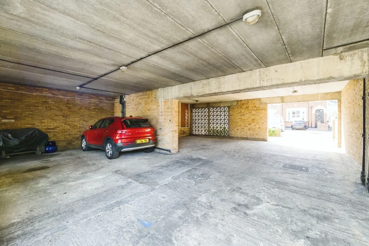 Malmesbury Road, London, E18, photo 12