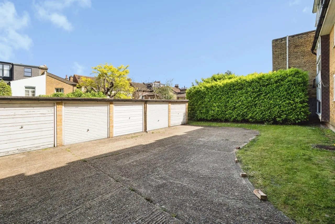 Malmesbury Road, London, E18, photo 17
