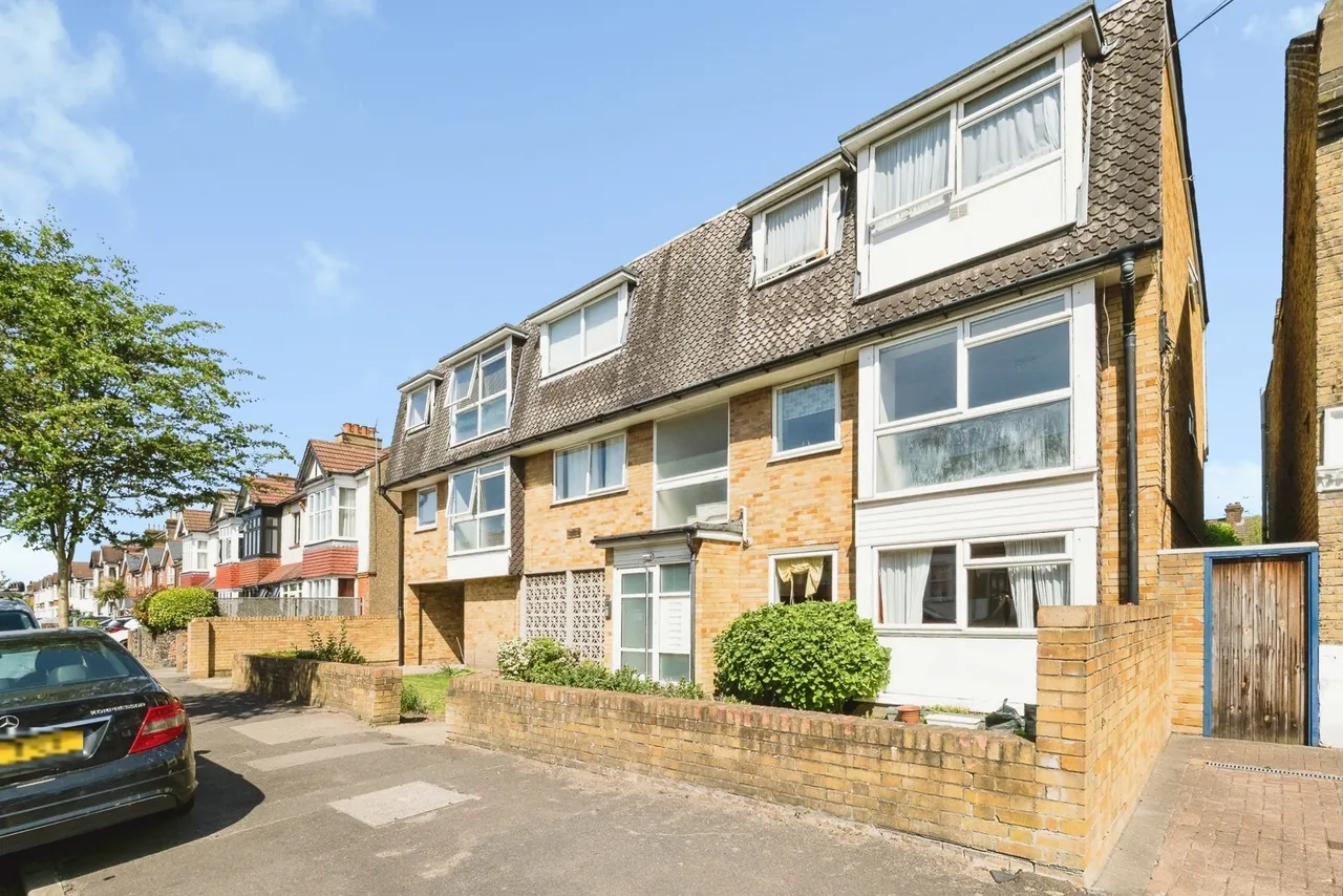 2 bed flat for sale — Malmesbury Road, London, E18