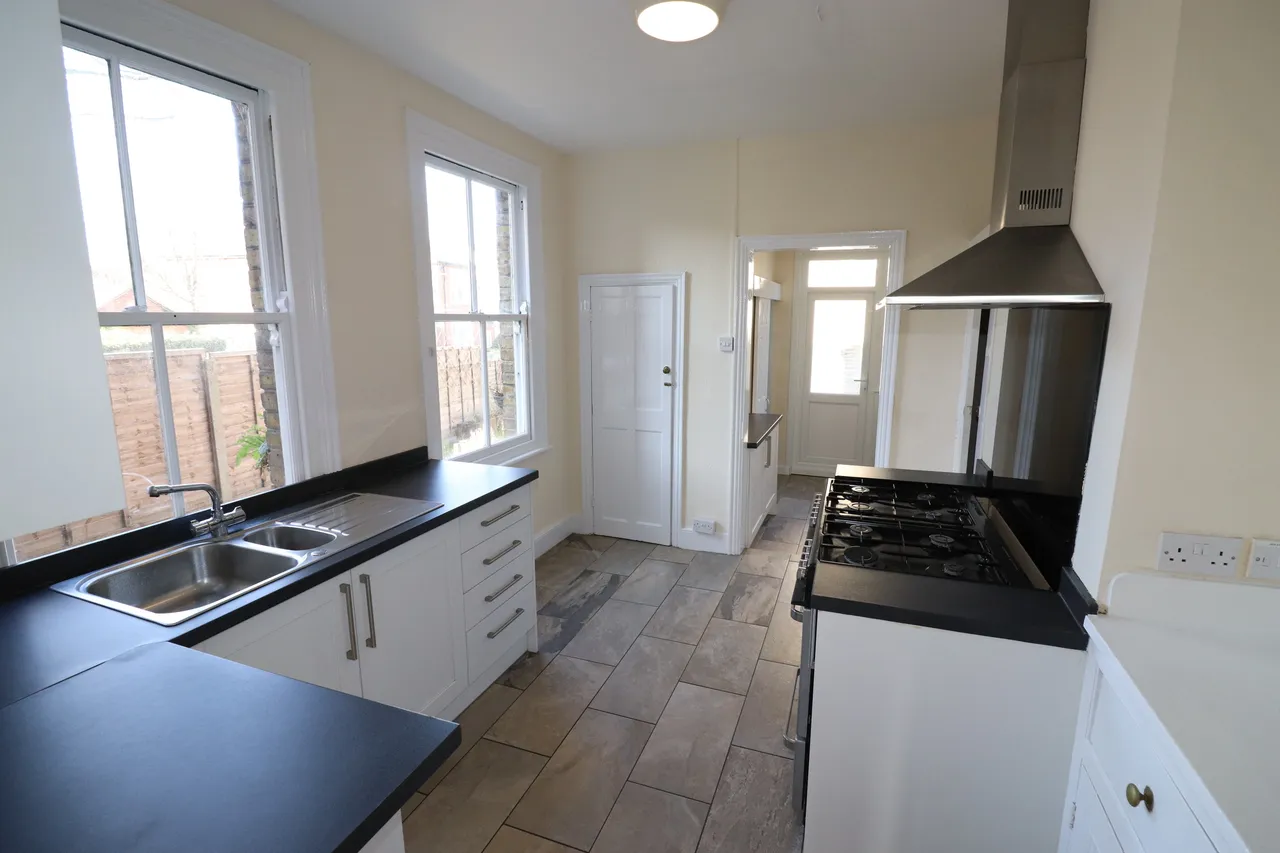 5 bed house to rent — Westborough Road, Westcliff