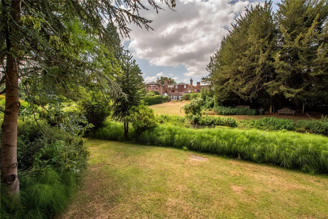 The Street, Betchworth, RH3, photo 12