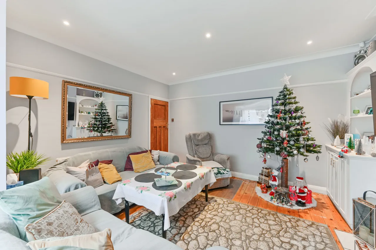 3 bed house to rent — 238 Norbury Avenue, London