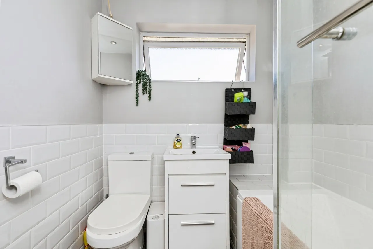 Sycamore Avenue, Horsham, RH12, photo 11