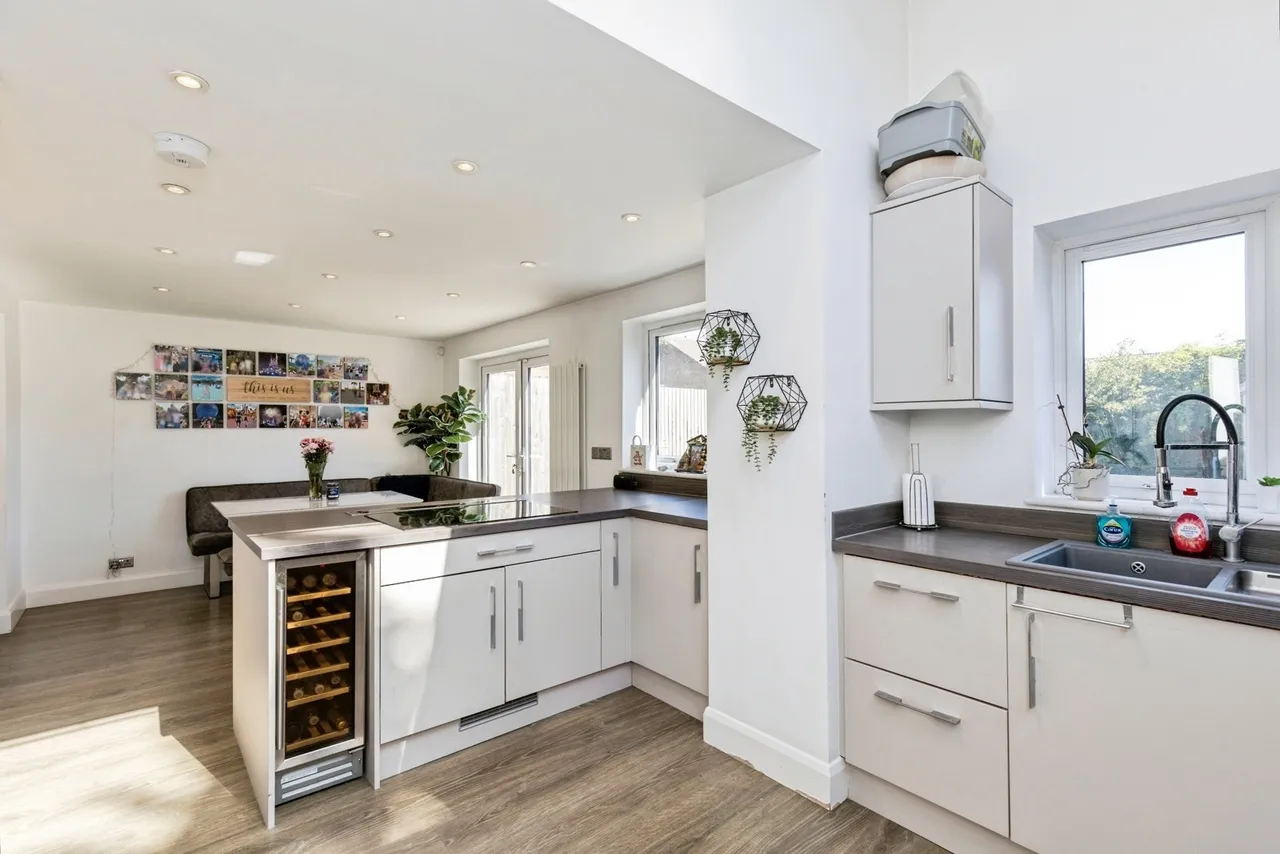 Sycamore Avenue, Horsham, RH12, photo 2