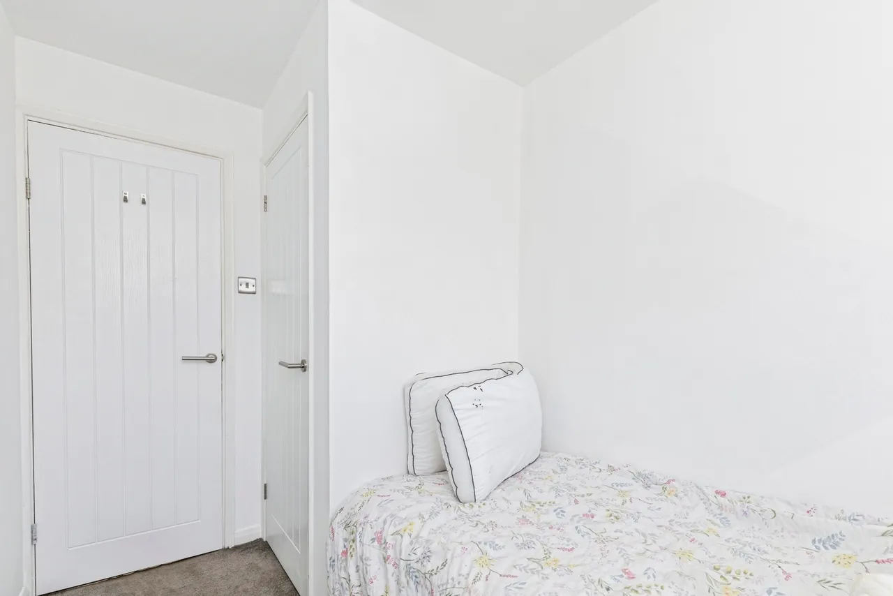 Sycamore Avenue, Horsham, RH12, photo 18