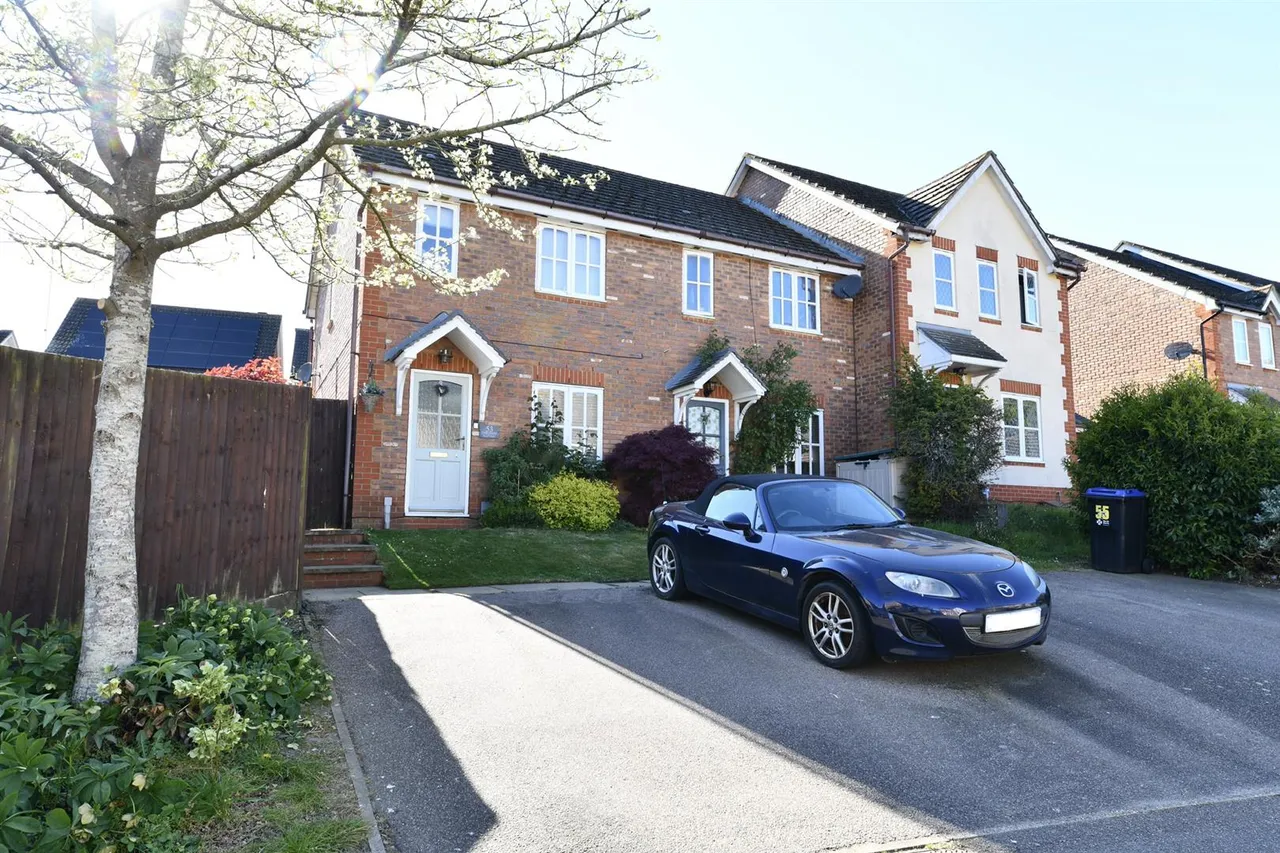 2 bed house for sale — Thirlmere, Stevenage, Herts, SG1 6AQ