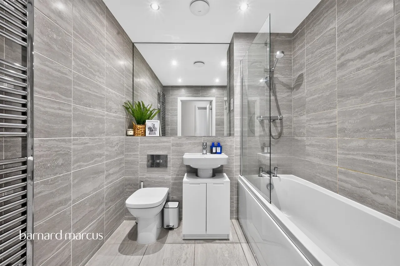 Regalia Way, Epsom, KT19, photo 5