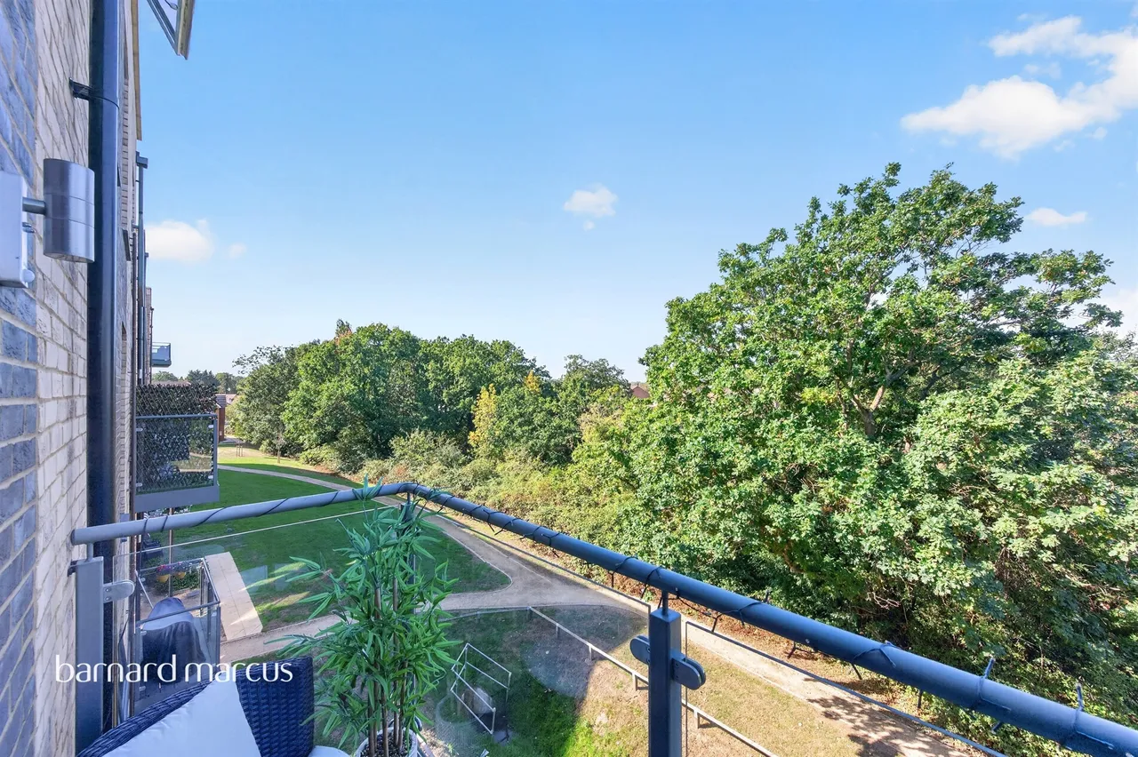 Regalia Way, Epsom, KT19, photo 11