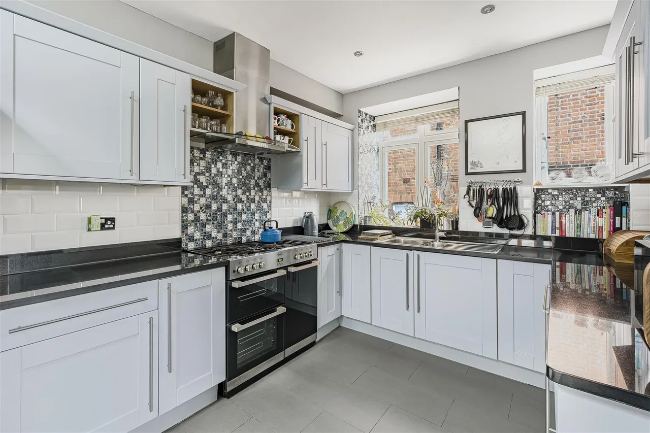 Lyndhurst Gardens, Belsize Park, London, NW3 5NT, photo 9