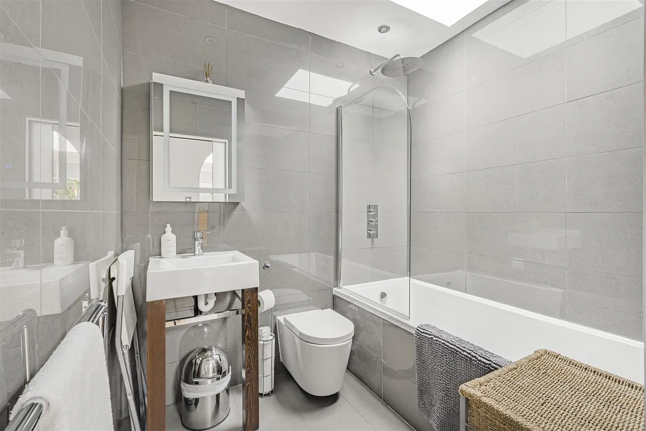 Lyndhurst Gardens, Belsize Park, London, NW3 5NT, photo 8