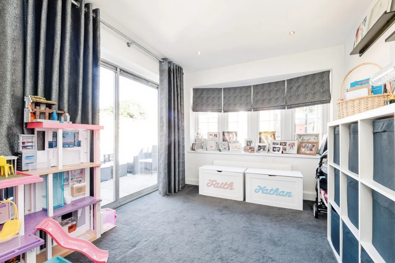 Upper Rainham Road, Hornchurch, RM12, photo 9