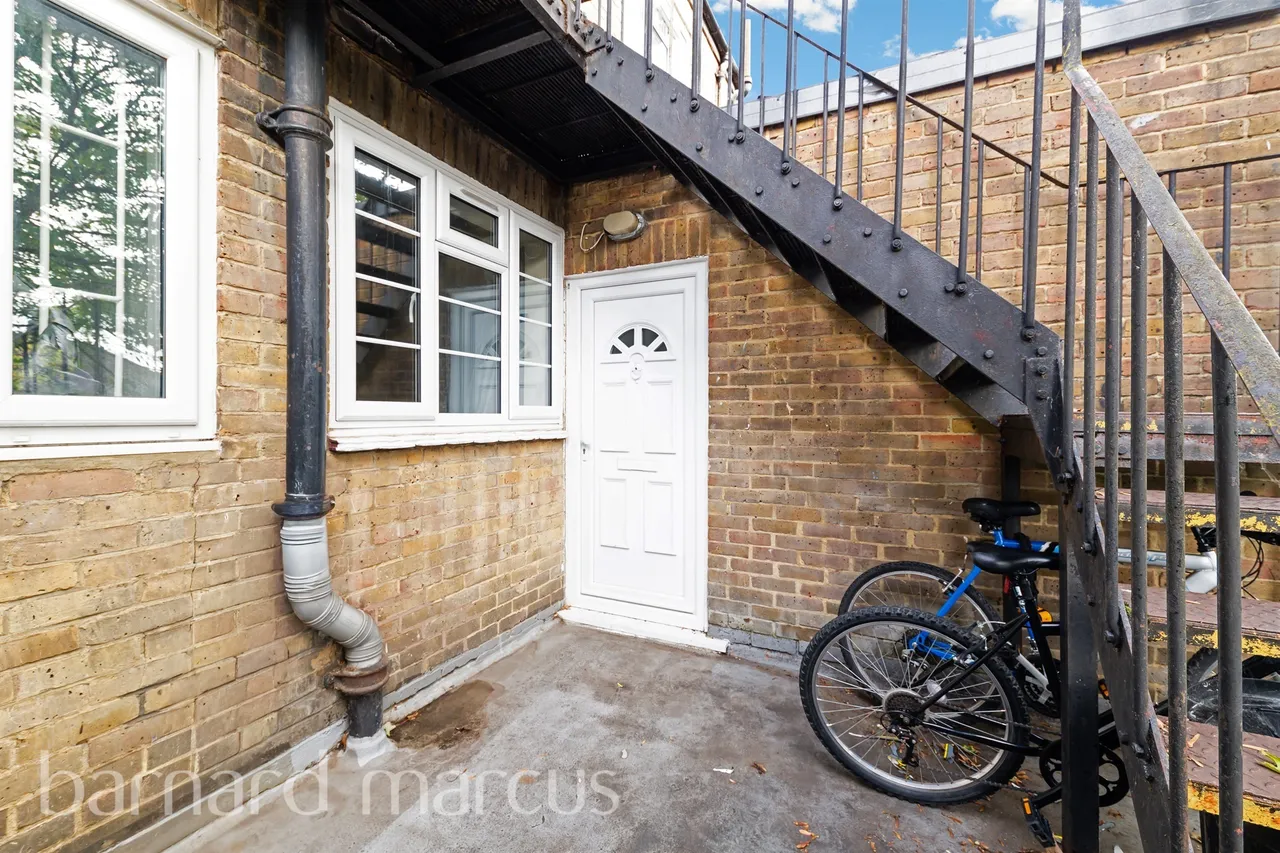 2 bed flat for sale — London Road, Morden