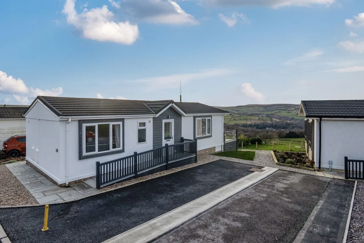 2 bed park home for sale, Ladstone Park, Sowerby Bridge, HX6