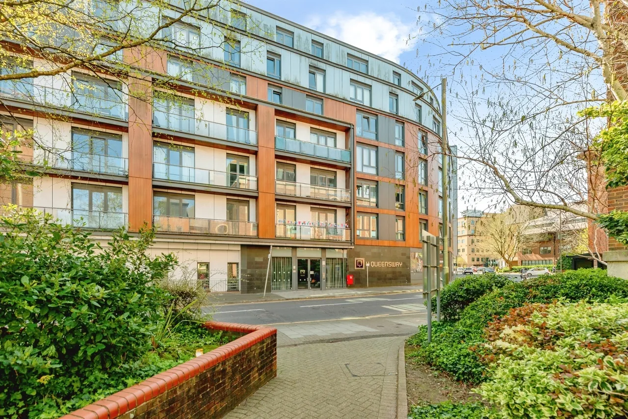 1 bed flat for sale — Queensway, Redhill