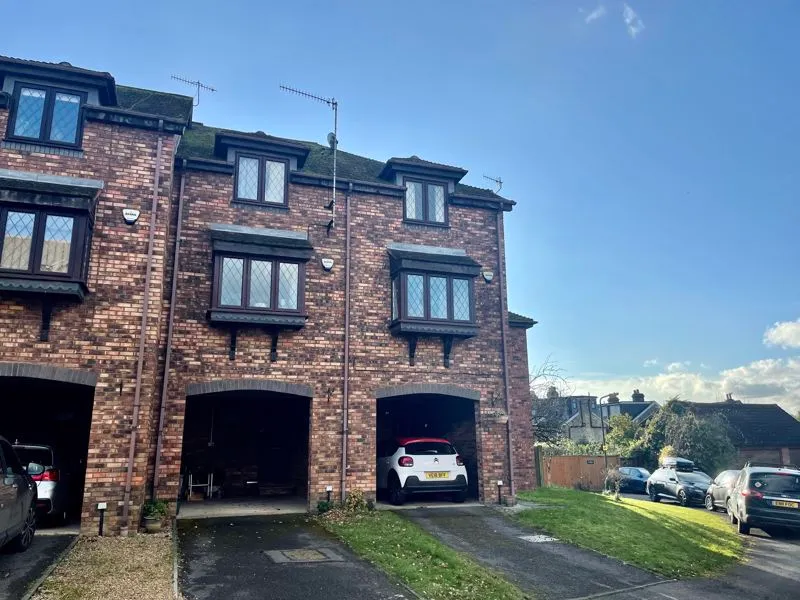 3 bed house for sale — Groves Close, Bourne End SL8 5JP