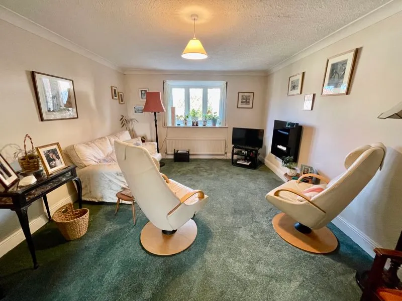 Groves Close, Bourne End SL8 5JP, photo 4