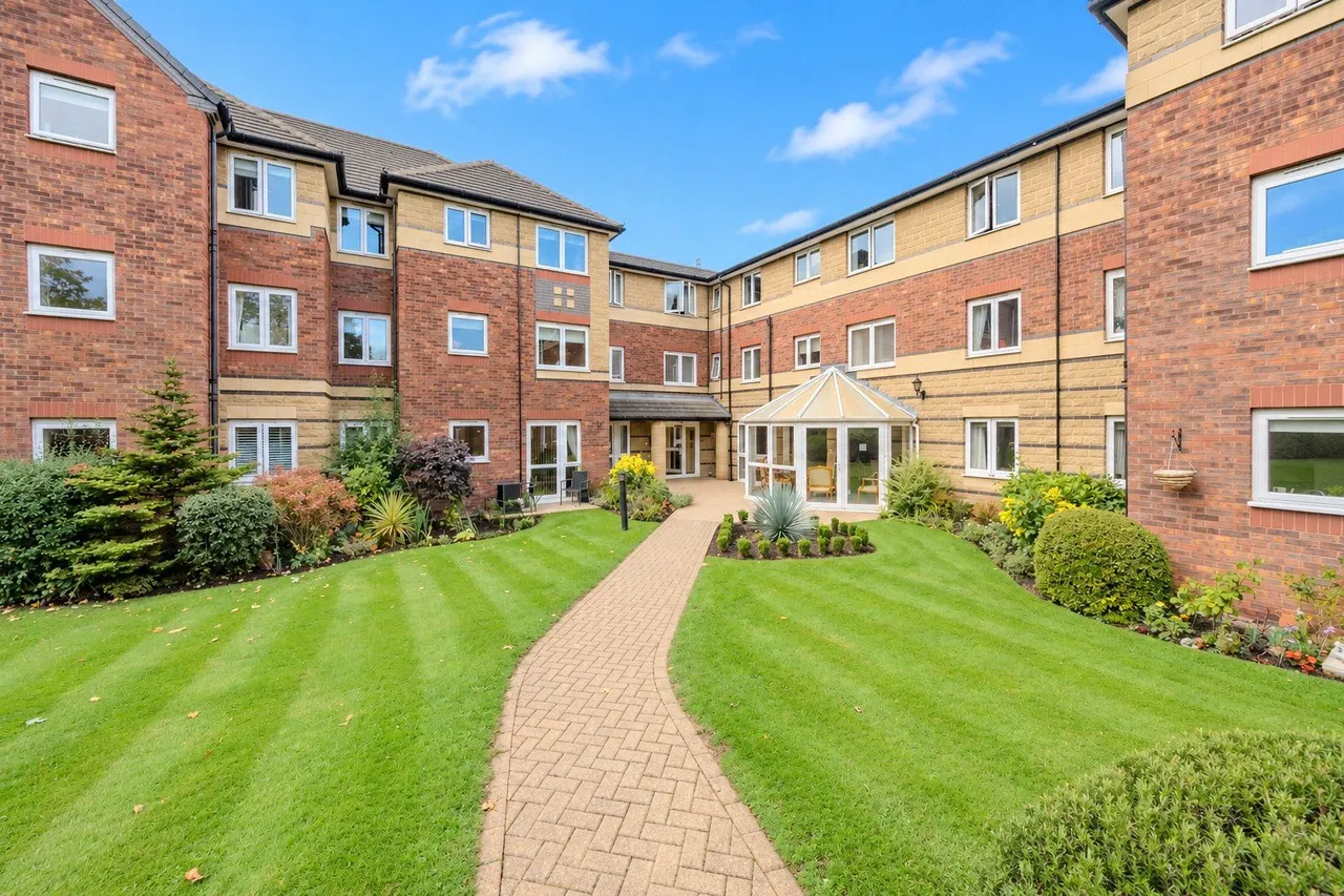 2 bed flat for sale, Primrose Court, Primley Park View, LS17