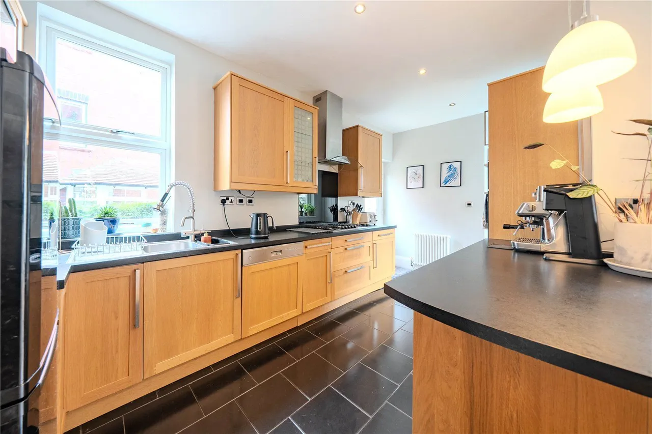 North Parade, West Park, LS16, photo 3