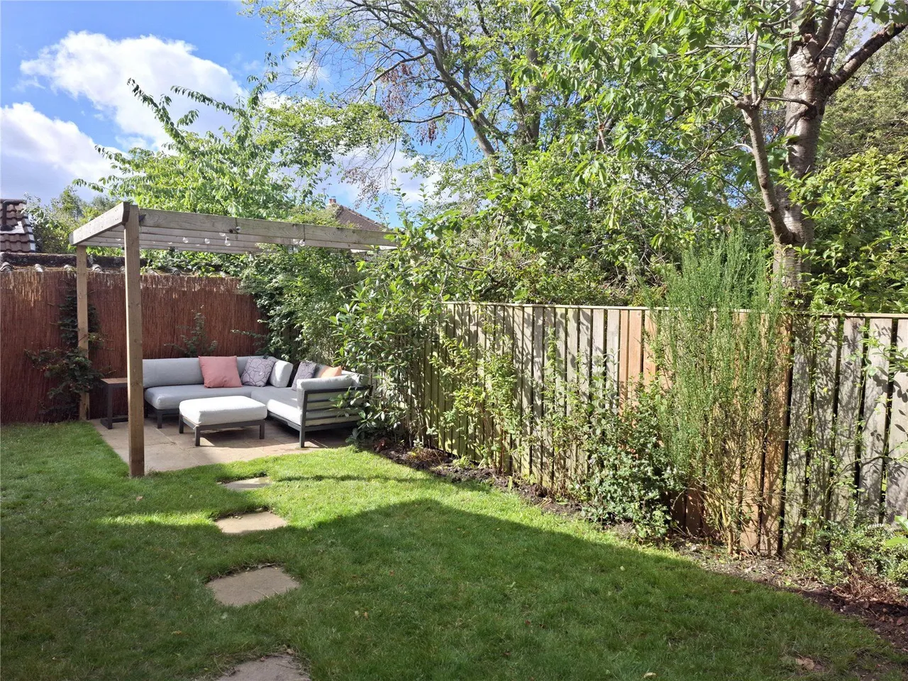 North Parade, West Park, LS16, photo 8