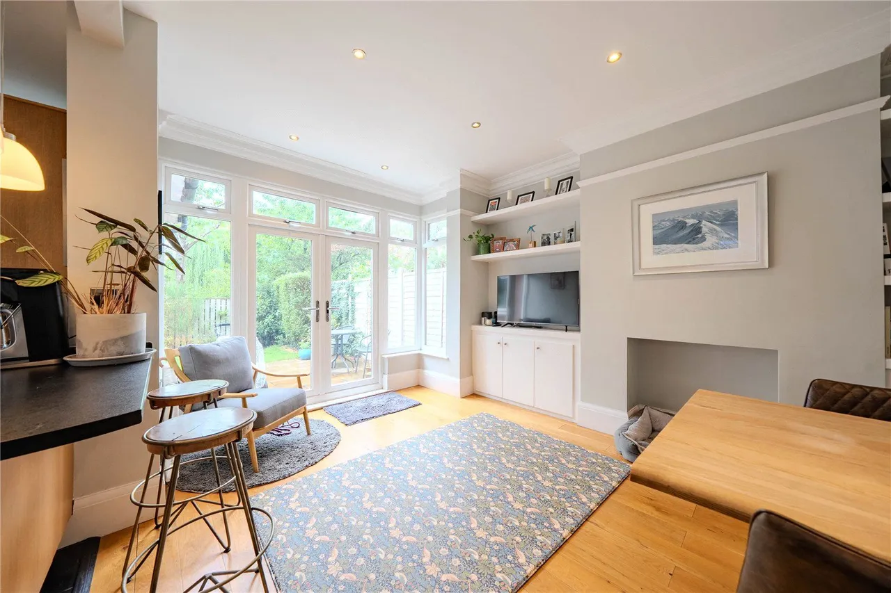 North Parade, West Park, LS16, photo 4