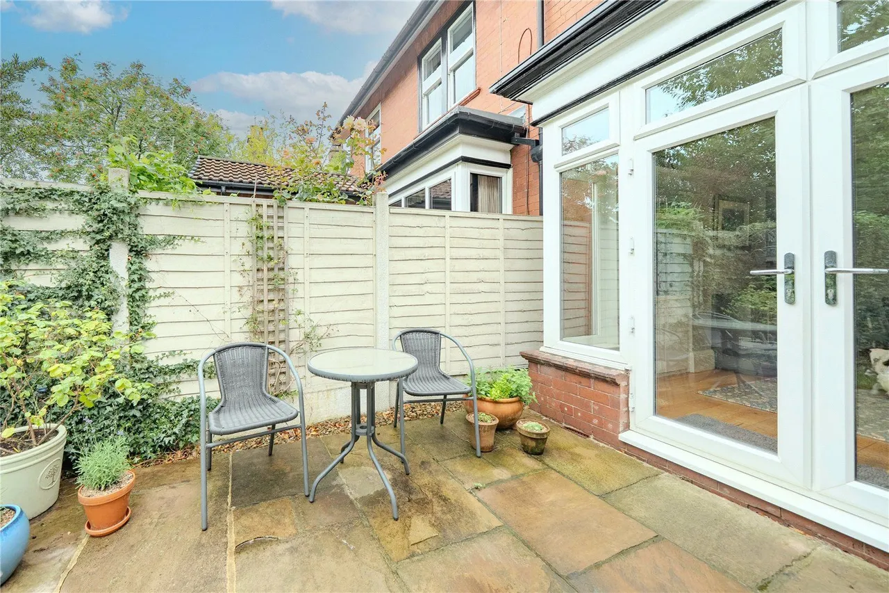 North Parade, West Park, LS16, photo 16