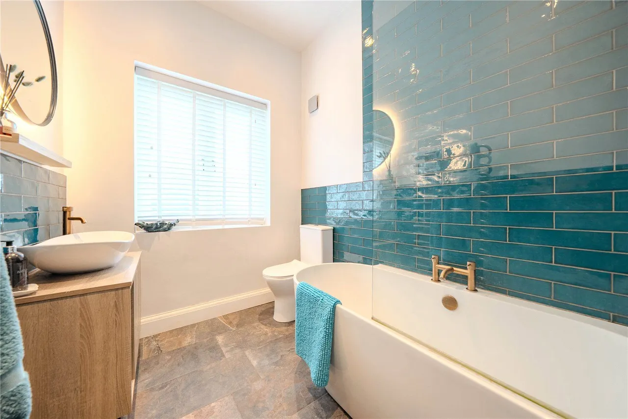 North Parade, West Park, LS16, photo 6