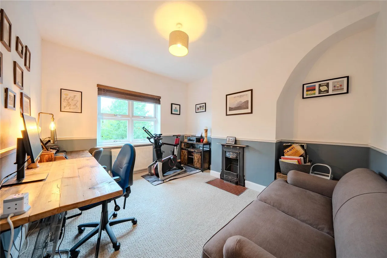 North Parade, West Park, LS16, photo 7