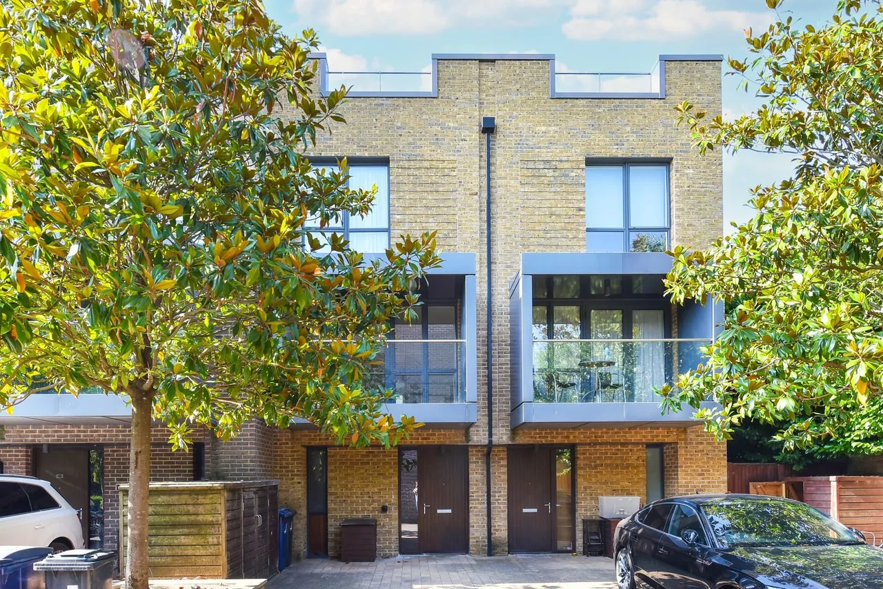 4 bed property for sale, Sir Alexander Close, Acton, W3