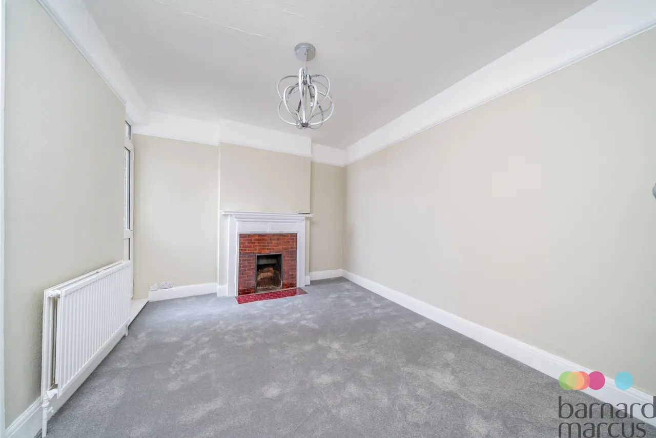 Ballards Lane, London, N3, photo 4