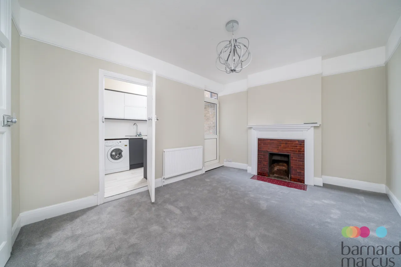 Ballards Lane, London, N3, photo 6