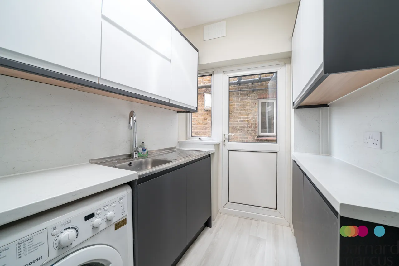 Ballards Lane, London, N3, photo 10