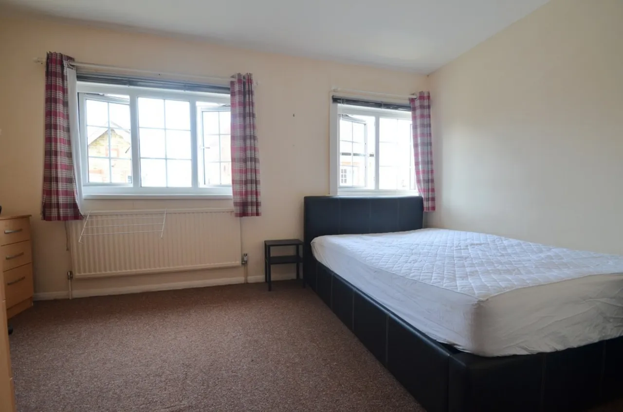 Harvest Road, Englefield Green, photo 4