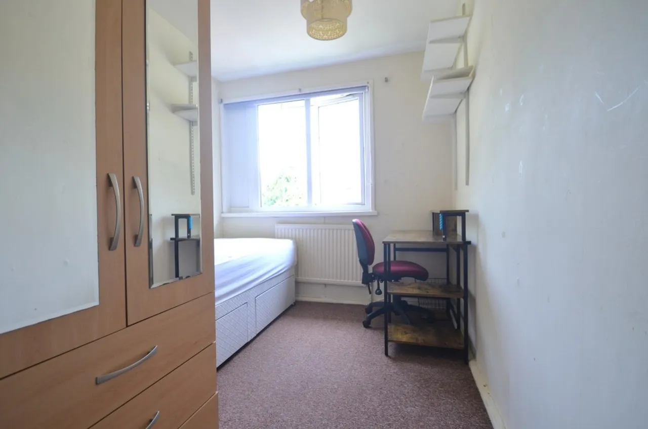 Harvest Road, Englefield Green, photo 11