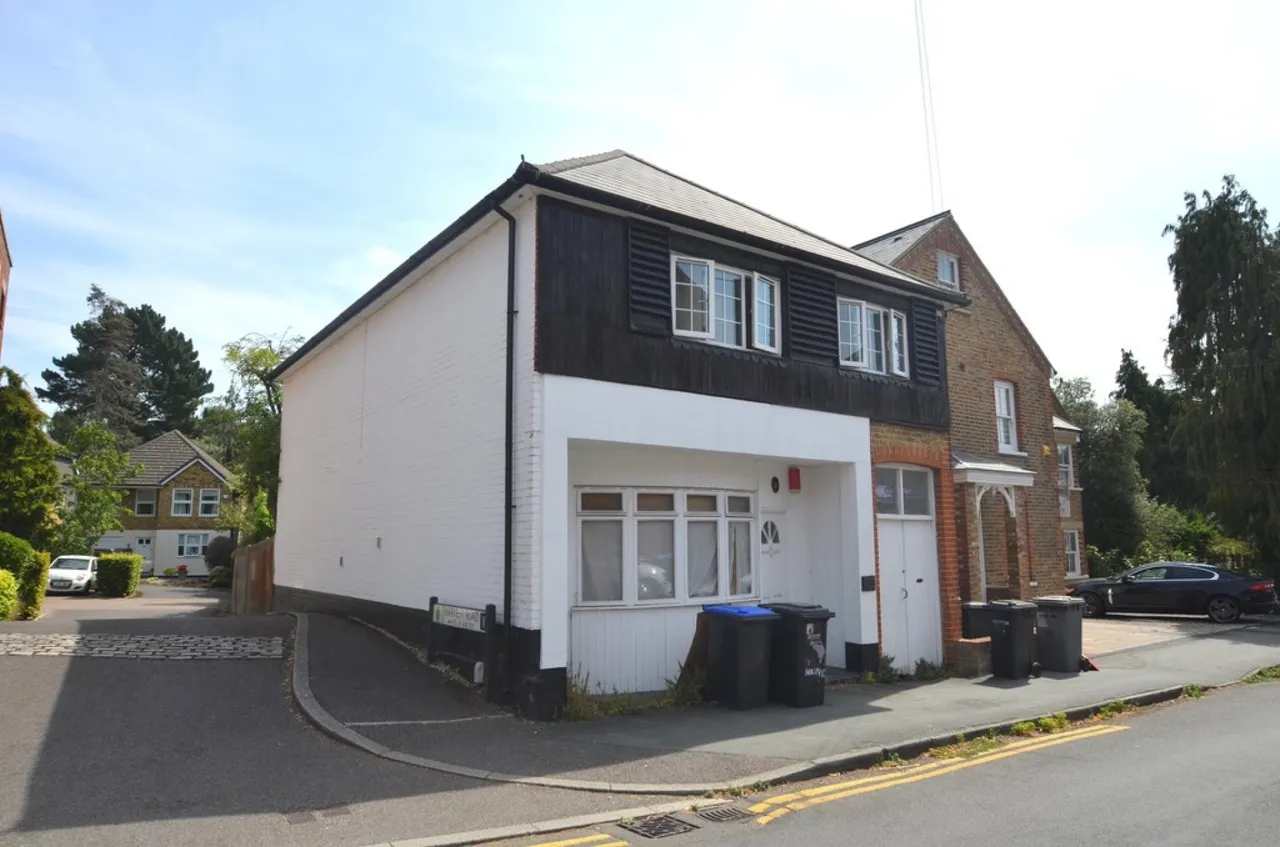 5 bed house to rent, Harvest Road, Englefield Green