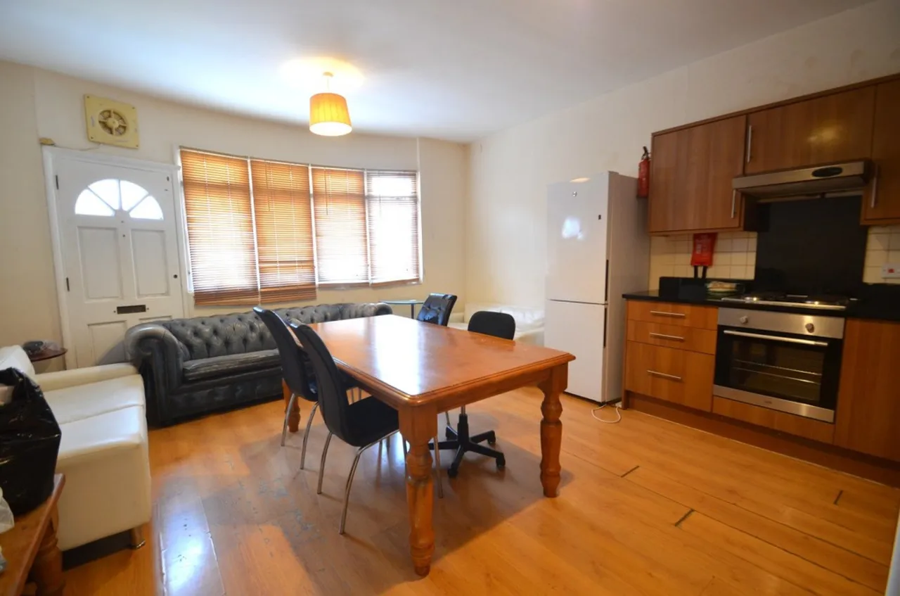 Harvest Road, Englefield Green, photo 6