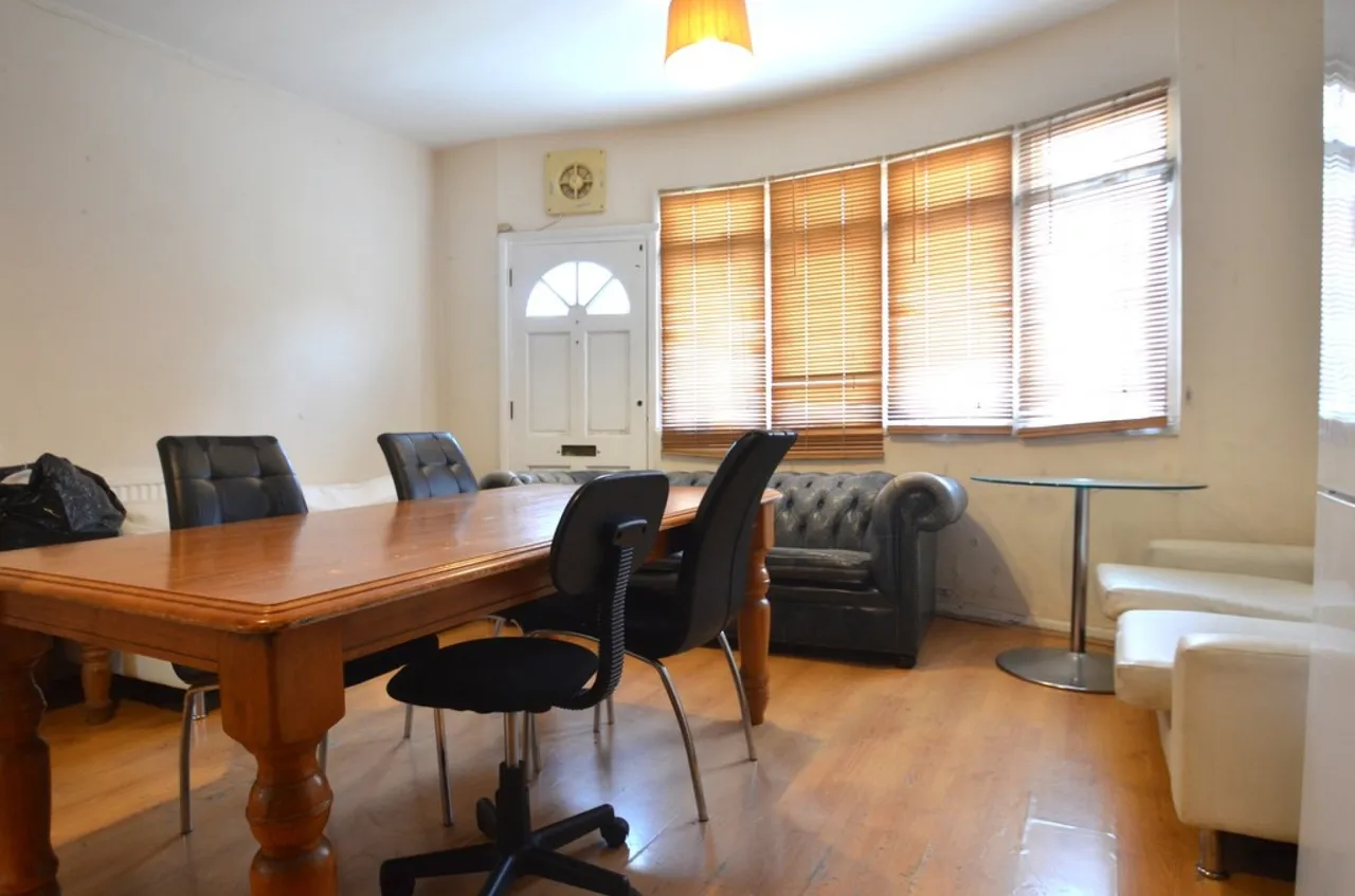 Harvest Road, Englefield Green, photo 7